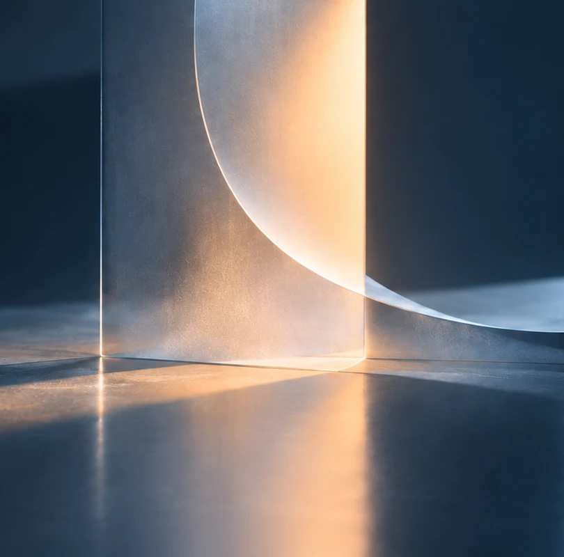 Sculpturaal glas met abrikooskleurig licht en donkerblauwe reflecties